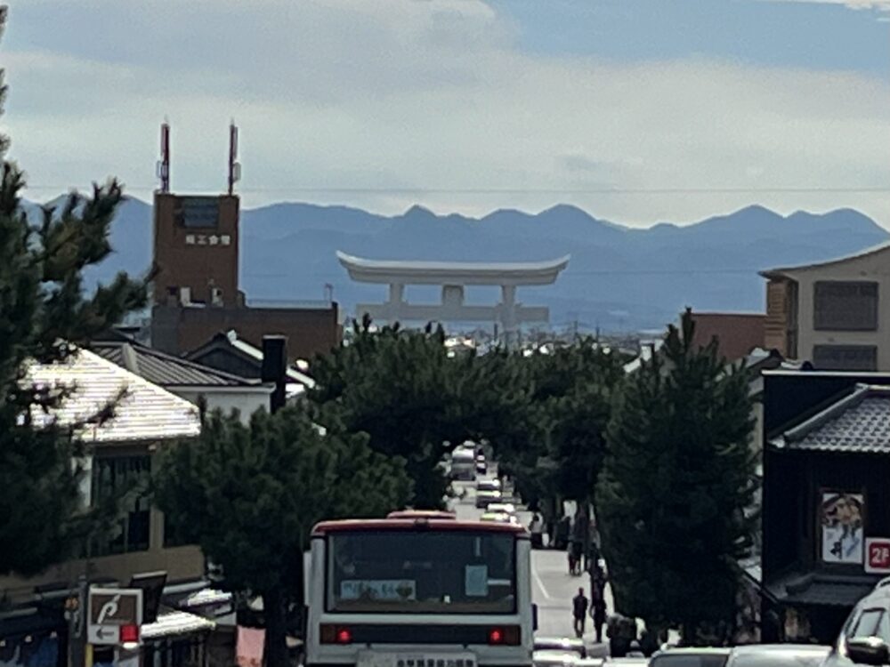出雲大社勢溜から大鳥居を望む神門通りの風景
