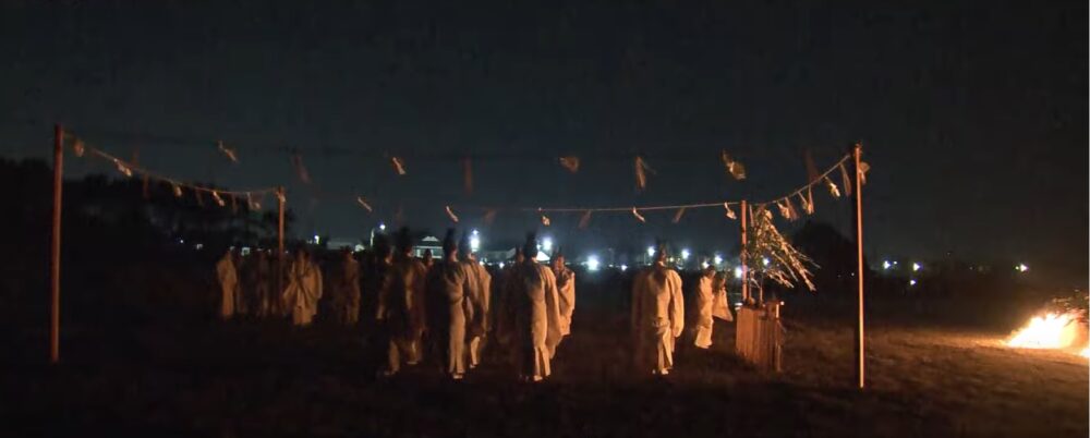 神在月の夜、稲佐の浜で執り行われる神迎神事。闇の中に御神火が灯り、神々を迎える厳かな時間