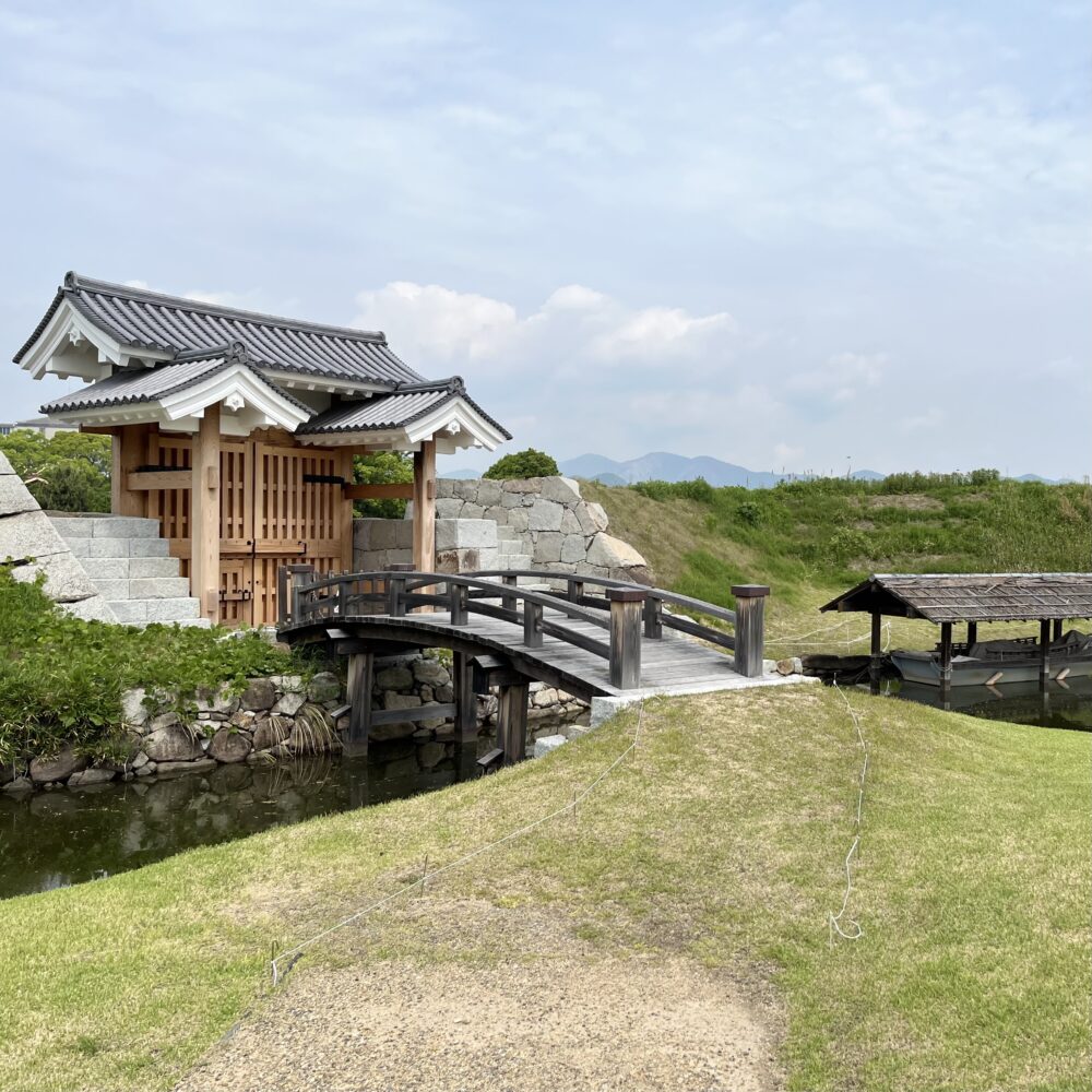 赤穂城跡 二之丸庭園　復元された 西中門と屋形船

