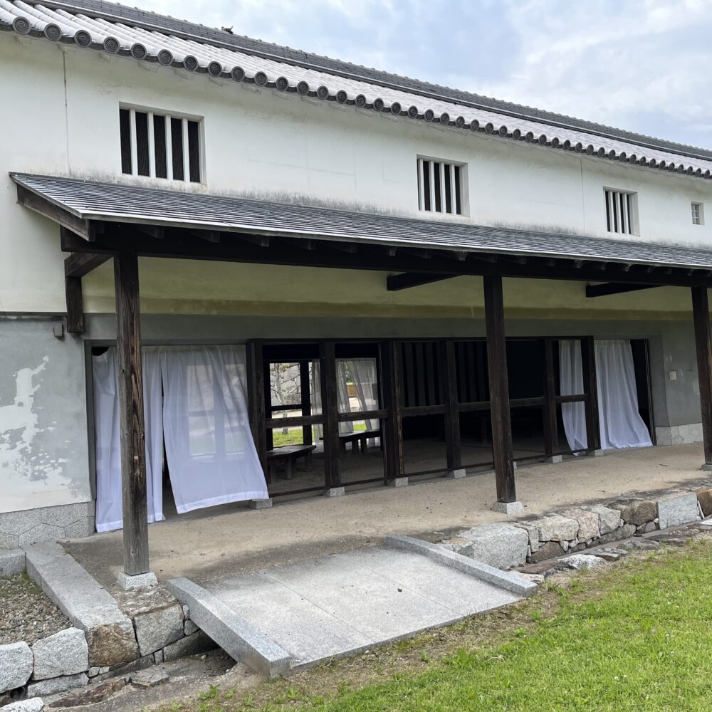 赤穂城跡 花見広場にある米蔵跡休憩所
