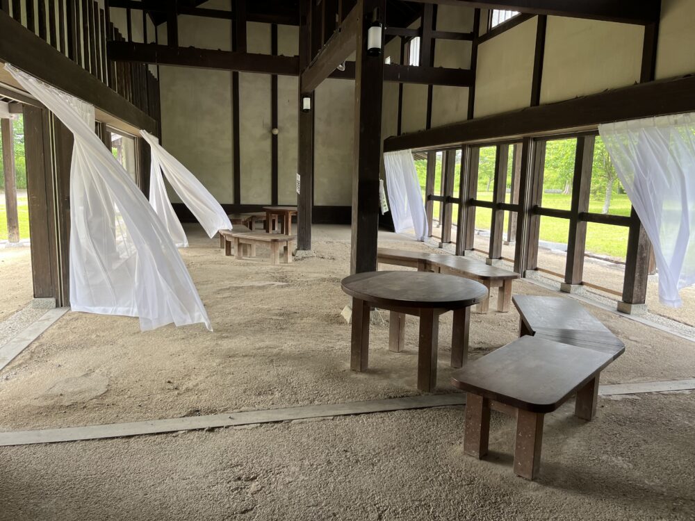 赤穂城跡 花見広場 米蔵跡休憩所の内部と木組みの空間
