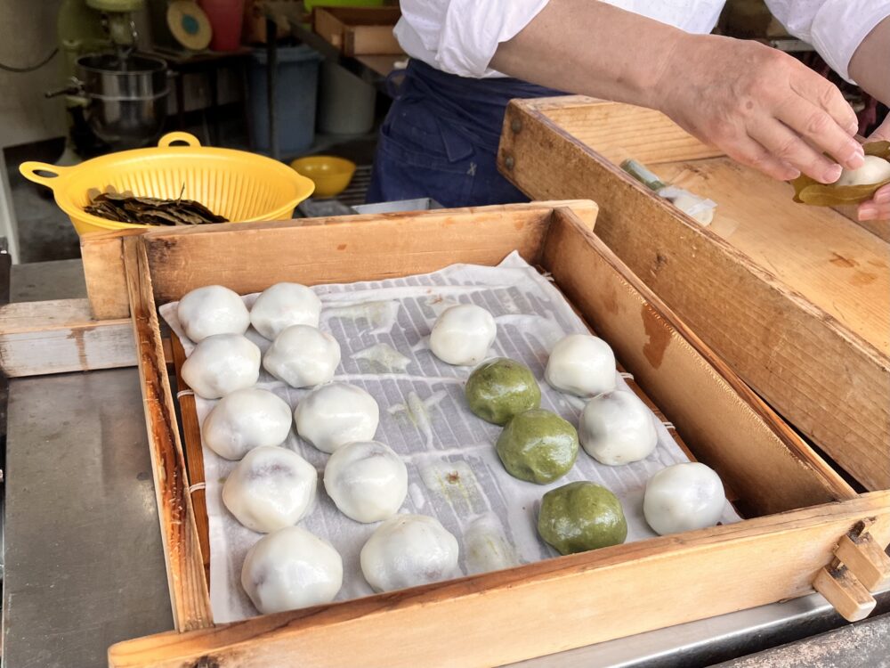 鹿嶋神社　参道の名物の柏餅
