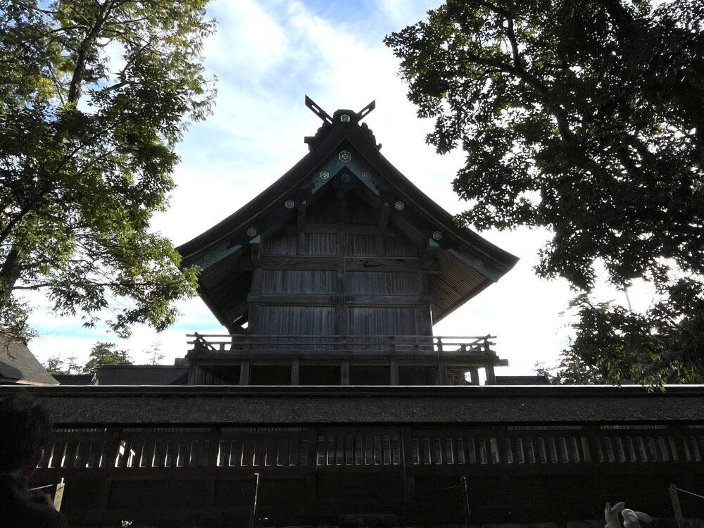 出雲大社ご本殿の背後。木立の間から見える姿