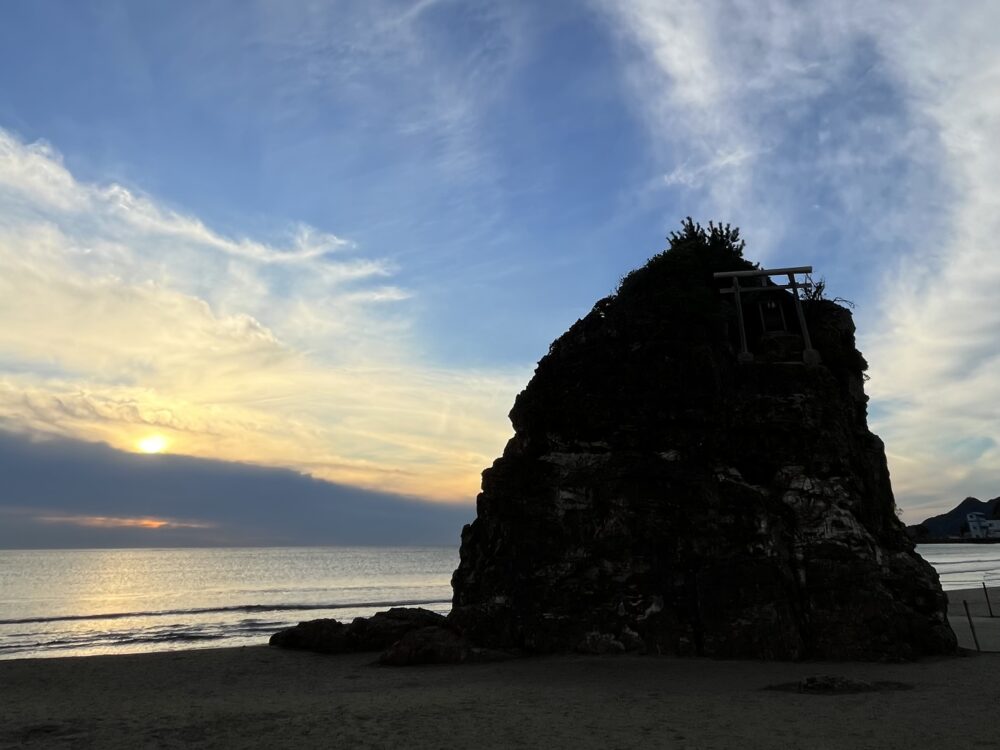 神迎え神事が行われる稲佐の浜の夕景