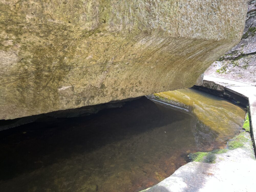 生石神社　日本三奇　石の宝殿の窪みにたまる水
