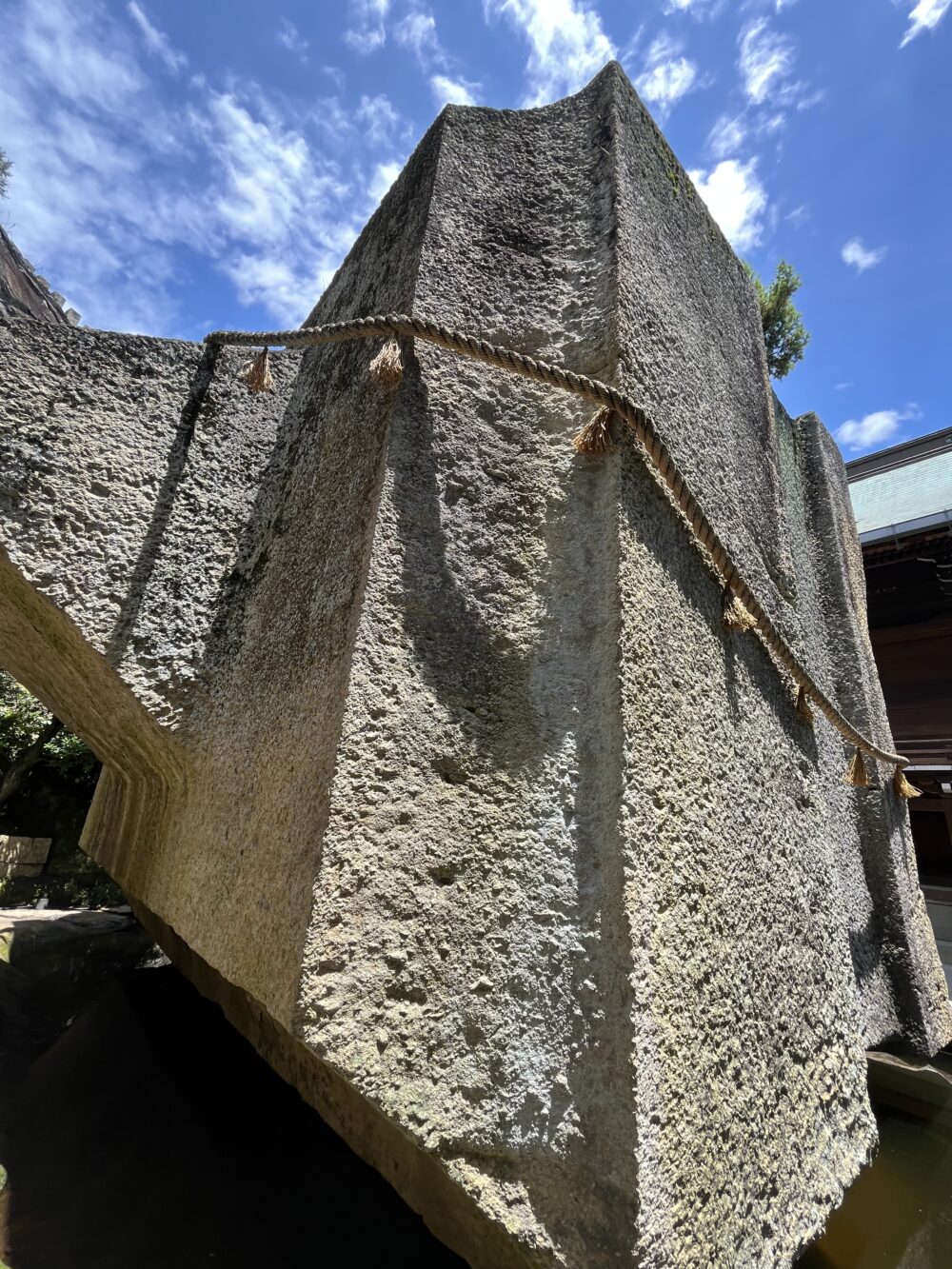 日本三奇　生石神社　石の宝殿　見上げる構図　巨大な石造物