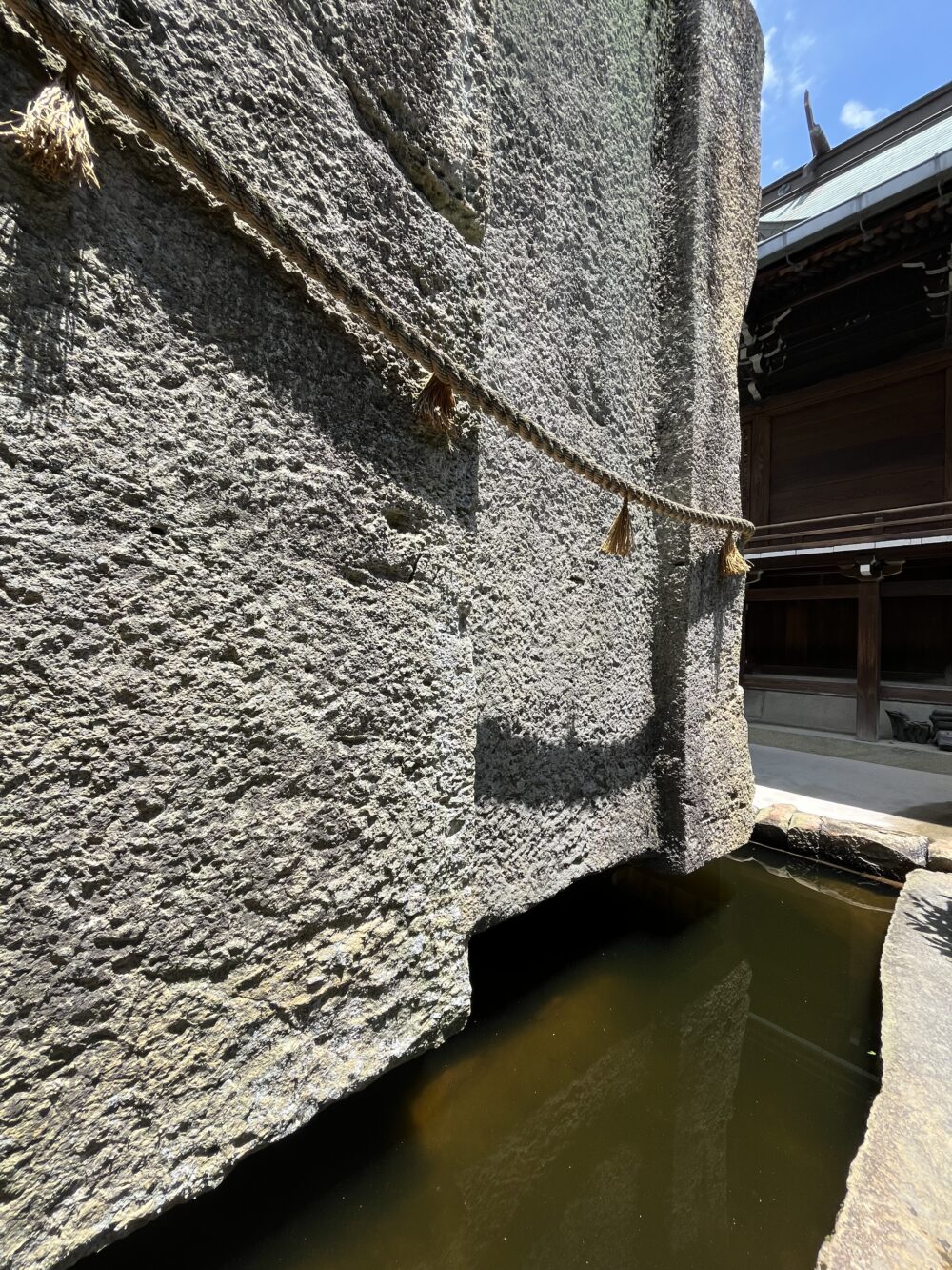 生石神社　日本三奇　石の宝殿の巨石の迫力が伝わる写真