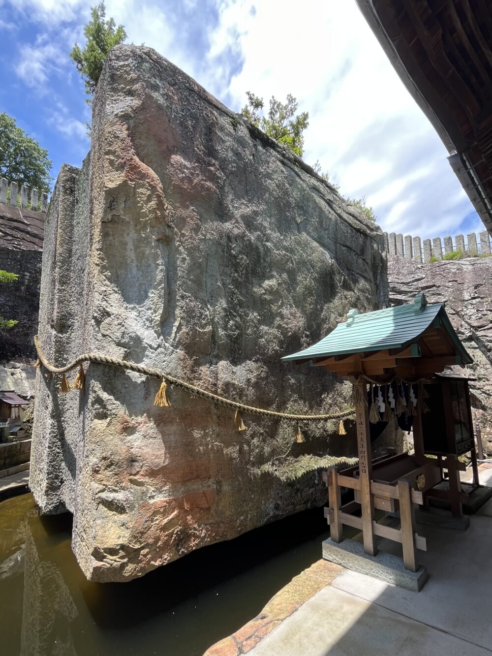 生石神社　日本三奇　石の宝殿の全体像　