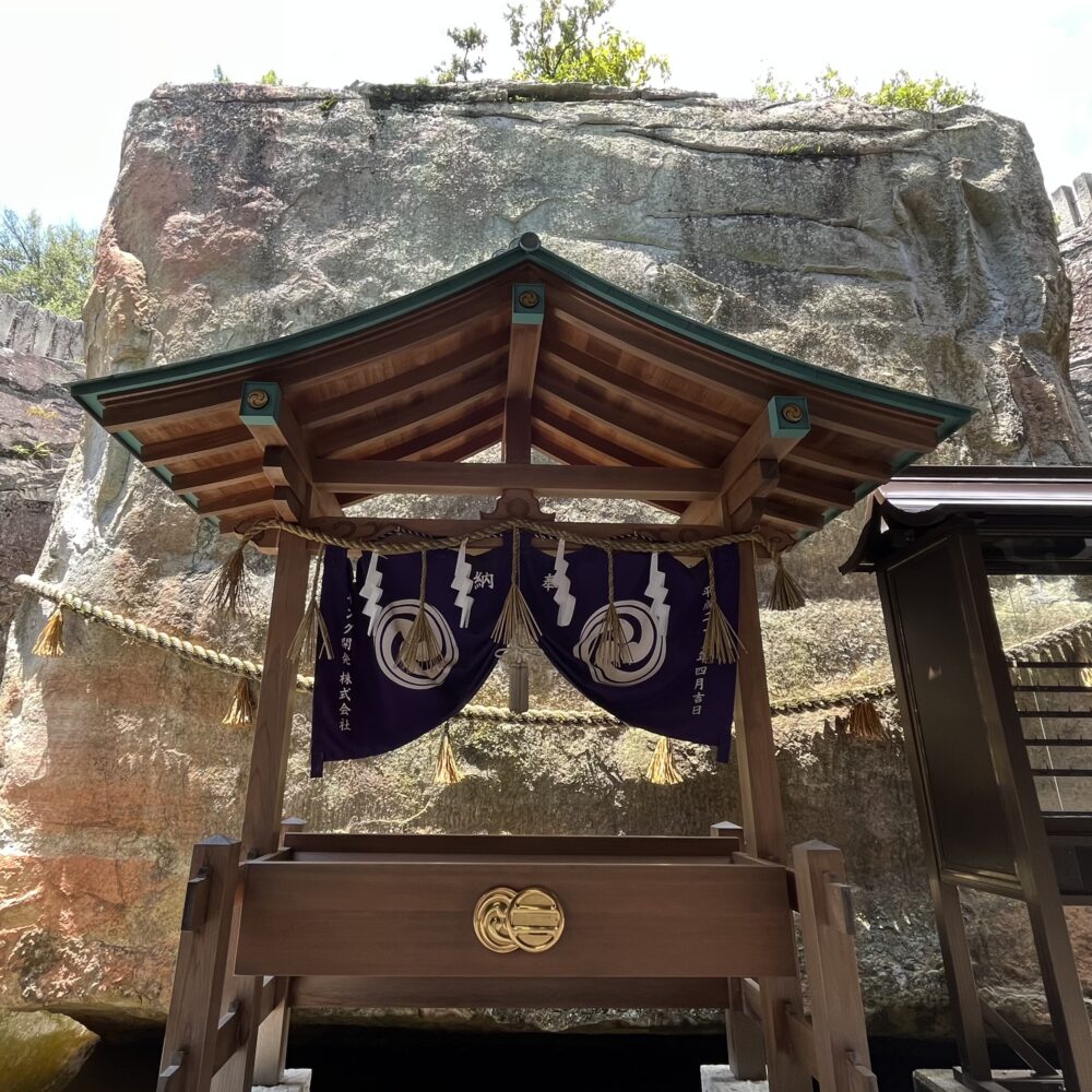 生石神社　日本三奇　石の宝殿の拝所