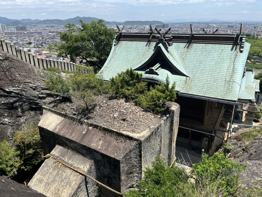 生石神社　日本三奇　石の宝殿を上から見たところ