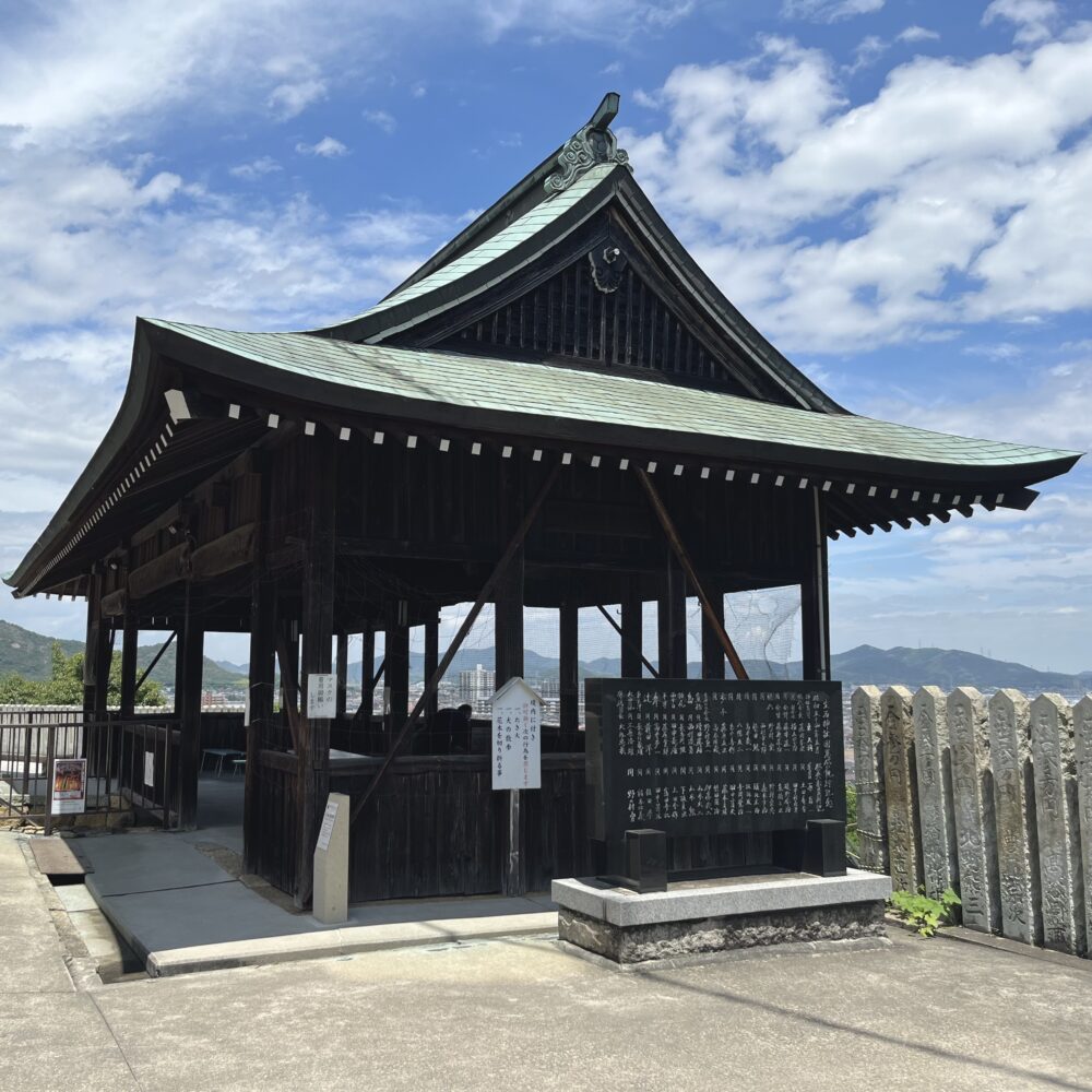 生石神社　石の宝殿の絵馬殿