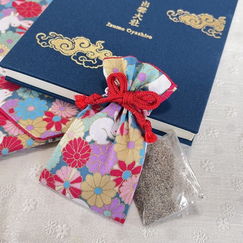 出雲大社の御砂を入れるために購入した白うさぎ柄のお守り袋