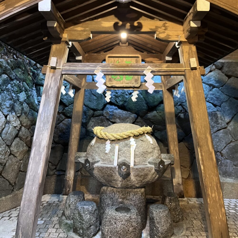 狭井神社の万病に効く薬水が出ると言われている薬井戸