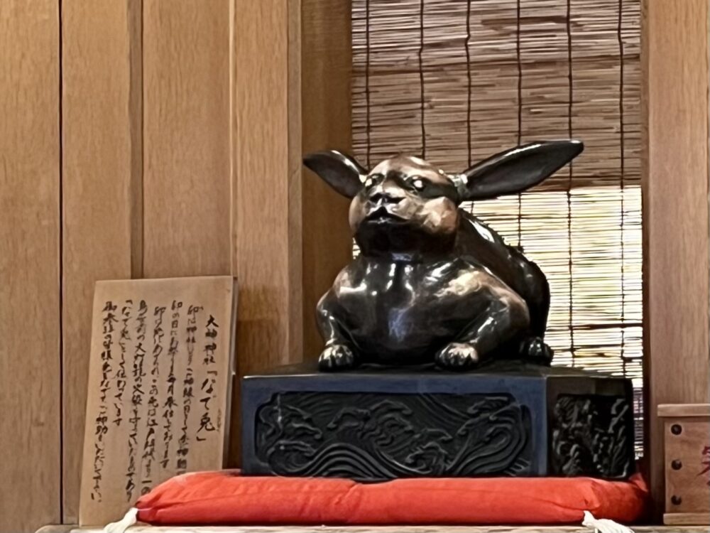 大神神社境内にある、撫でて祈願するなでうさぎ像。