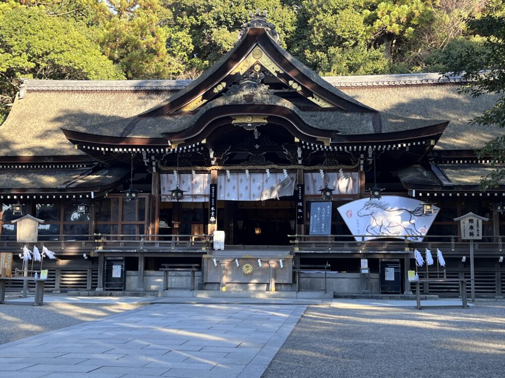 大神神社本殿と、奉納された来年の干支の馬の巨大絵馬。