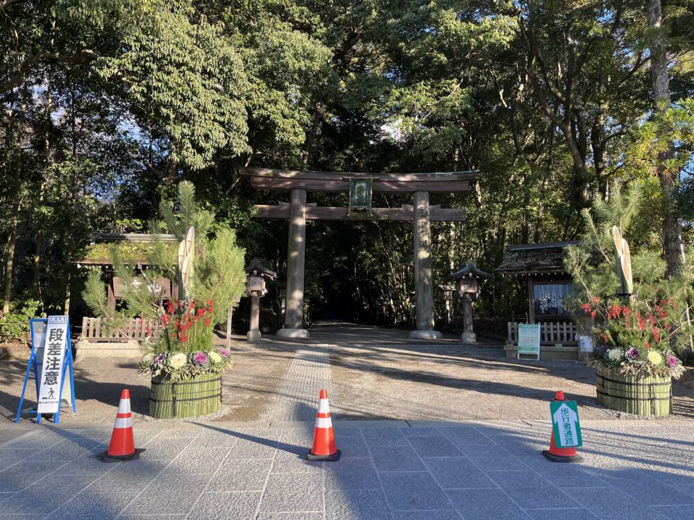 門松が設置された、大神神社の二の鳥居。