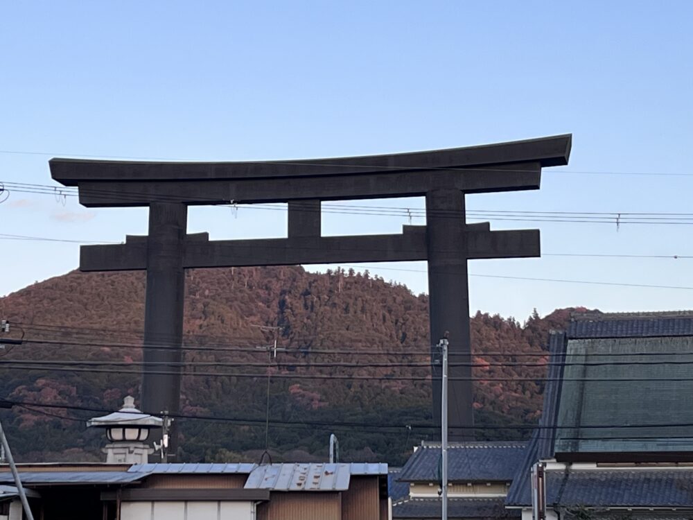 夕暮れ時の大神神社大鳥居
