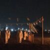 神在月の夜、稲佐の浜で執り行われる神迎神事。闇の中に御神火が灯り、神々を迎える厳かな時間