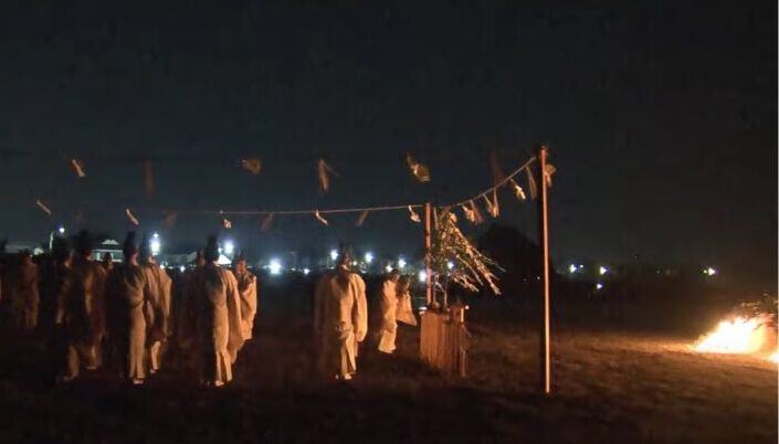 神在月の夜、稲佐の浜で執り行われる神迎神事。闇の中に御神火が灯り、神々を迎える厳かな時間