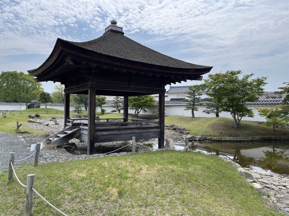 赤穂城跡 二之丸庭園に復元された釣殿（つりどの） 池に張り出す風雅な建物
