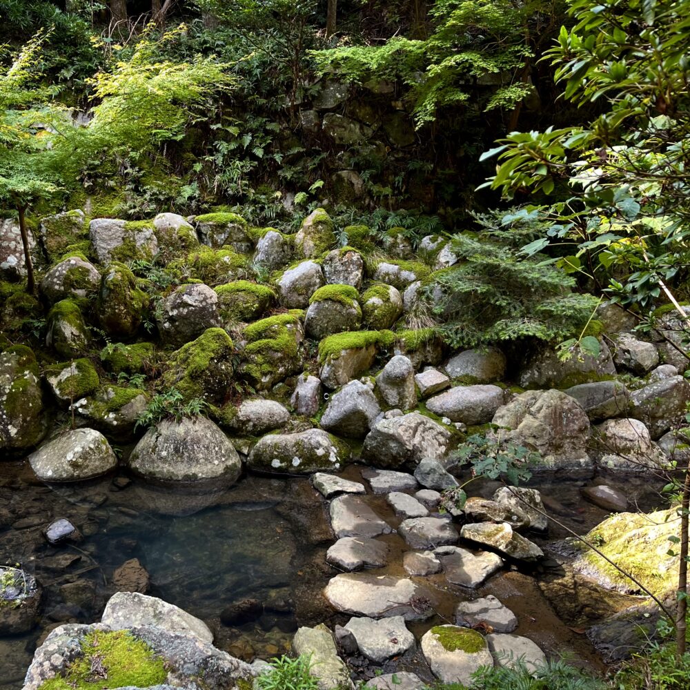 出雲大社　境外摂社　福迎の社　三歳の社へ向かう途中、川の水を手水代わりにできる場所