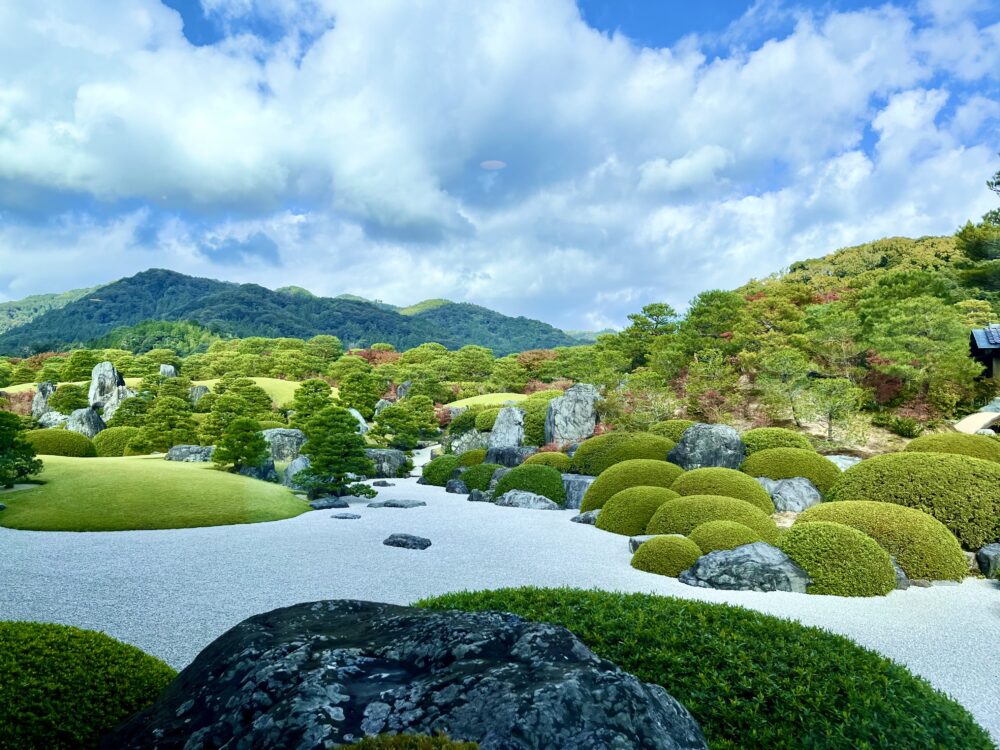 館内から眺める足立美術館の日本庭園。