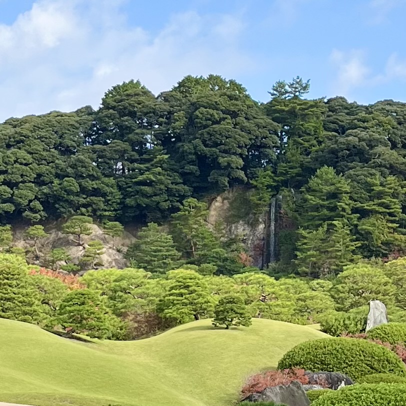 横山大観の「那智乃瀧」をイメージして作られた鶴亀の瀧。