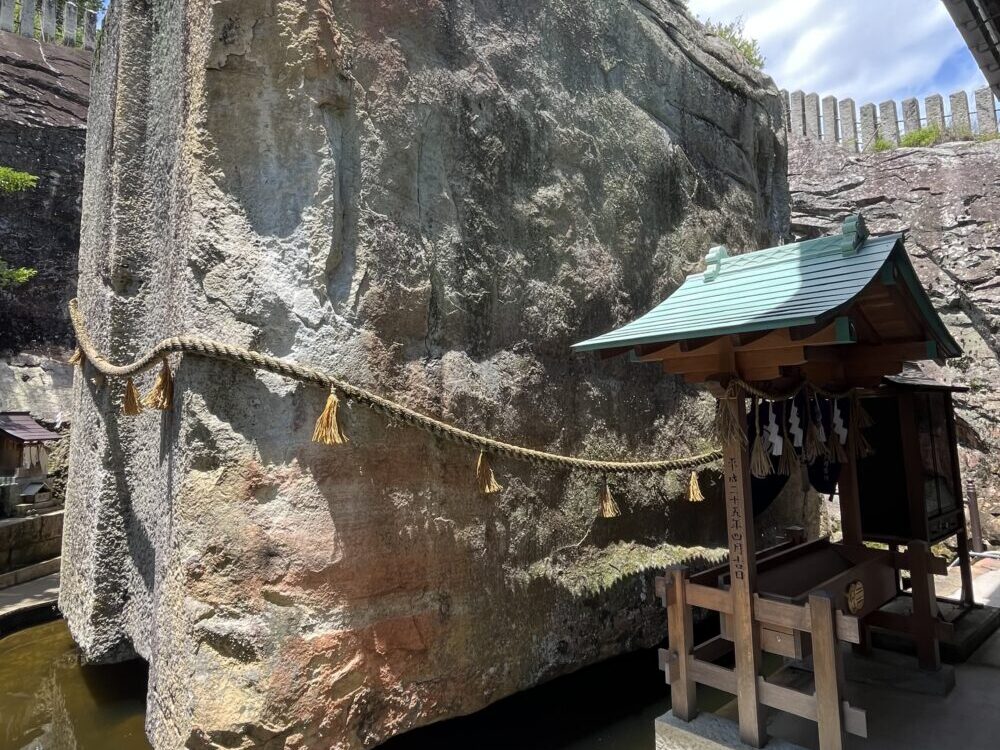 日本三奇　生石神社の石の宝殿　宙に浮いて見える巨大石造物