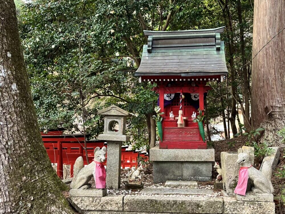 安志稲荷神社 奥宮参道途中にある小さなお社