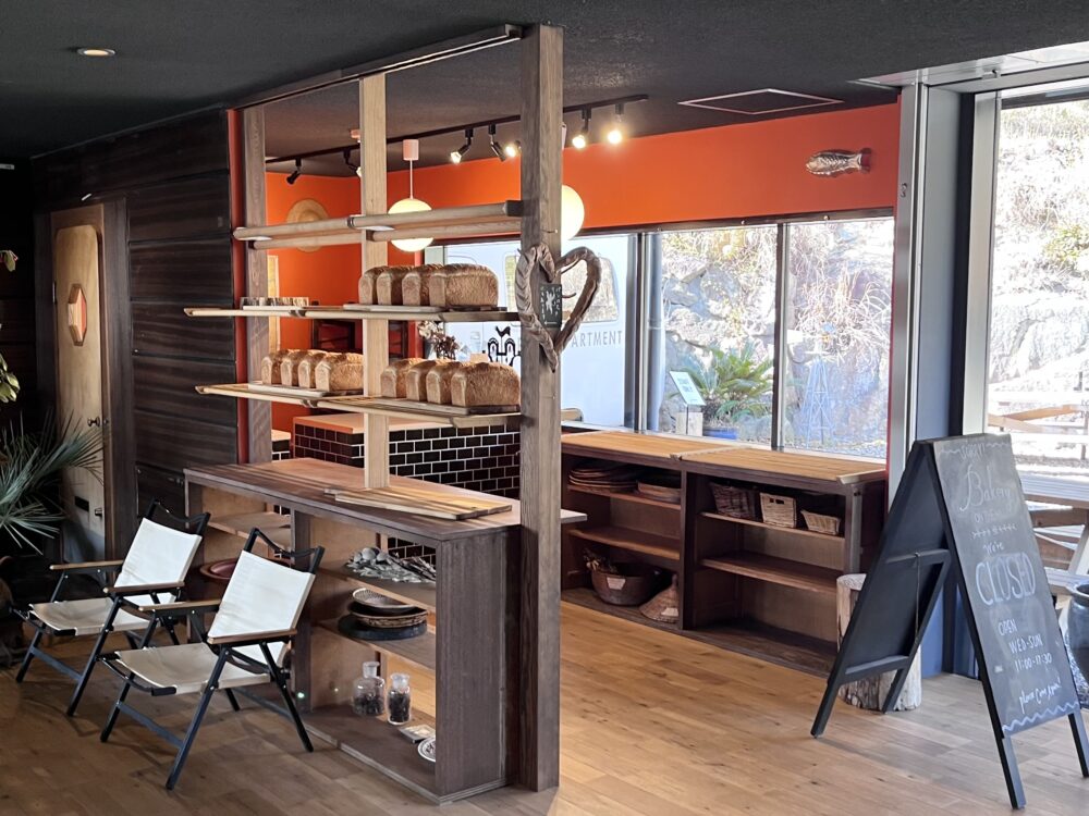 日岡山公園　ON THE HILLのベーカリーのパン棚