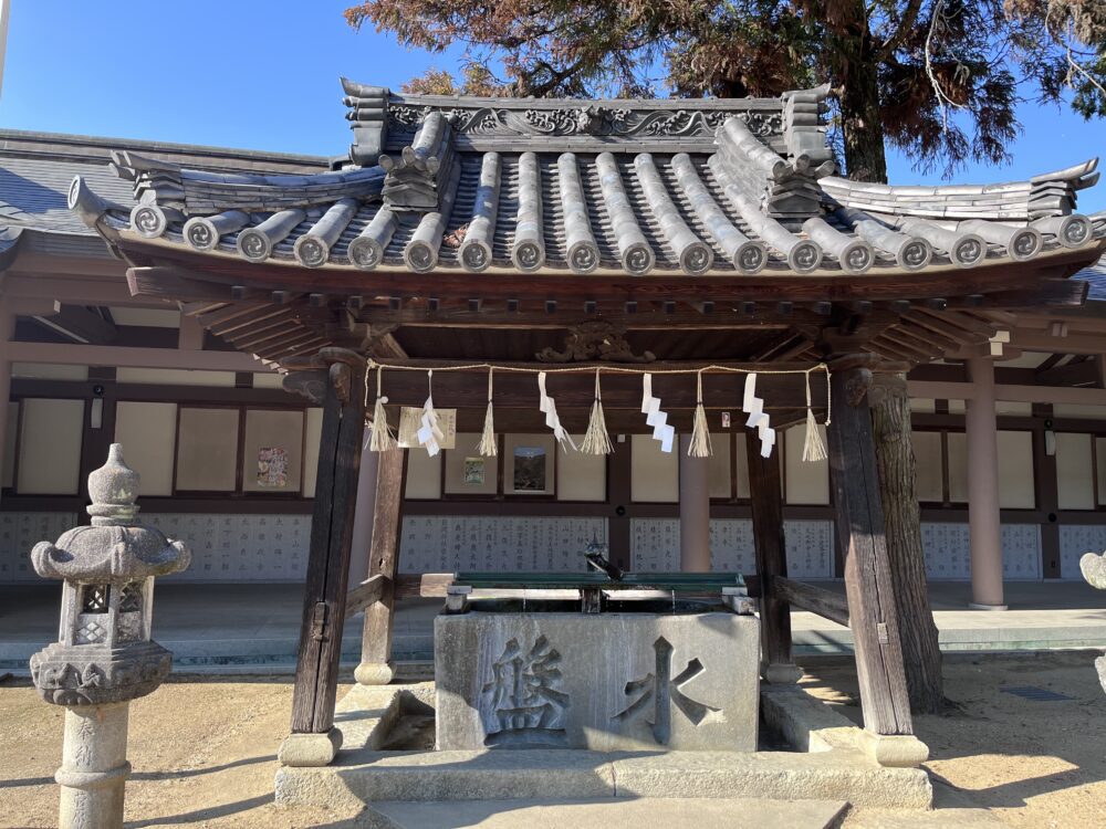 安産の神　日岡神社の手水舎