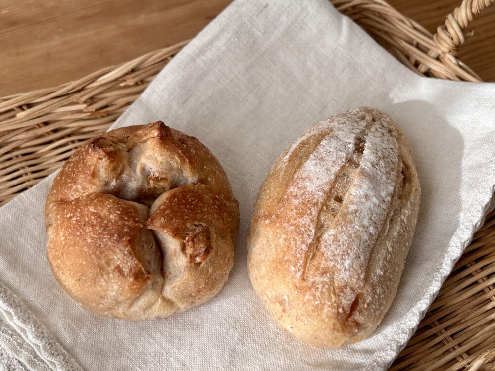 日岡山公園　ON THE HILLのベーカリーのクルミパンとイチジクのパン