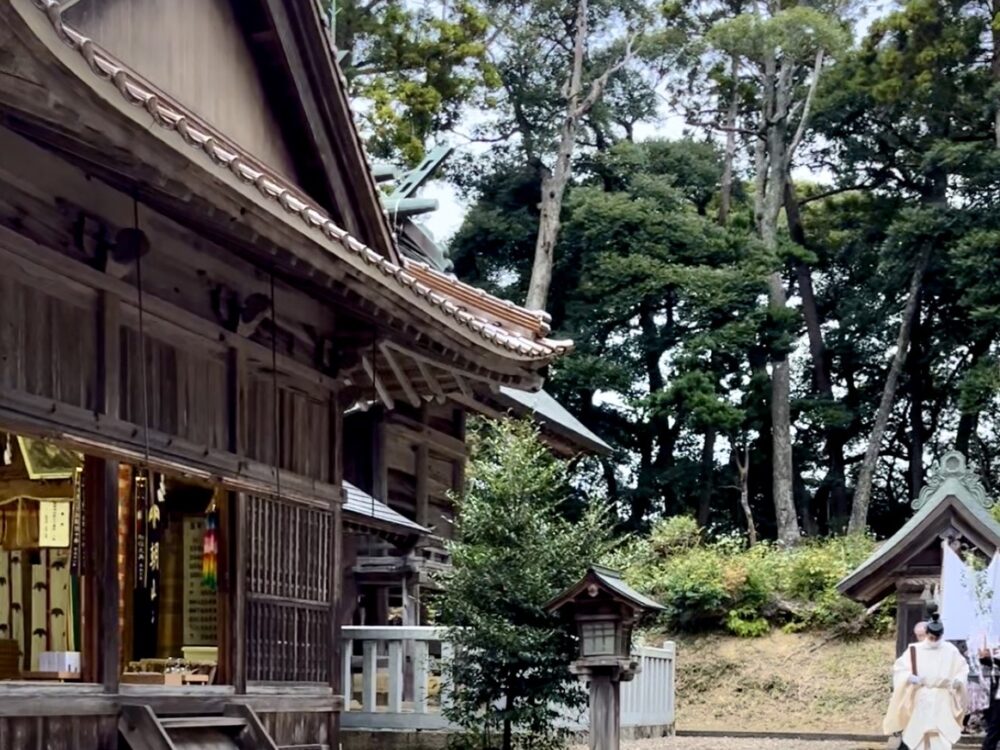 朝山森林公園内に鎮座する朝山神社の拝殿と境内風景