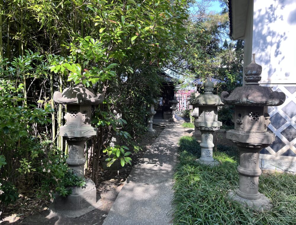 神輿庫の裏側の小路