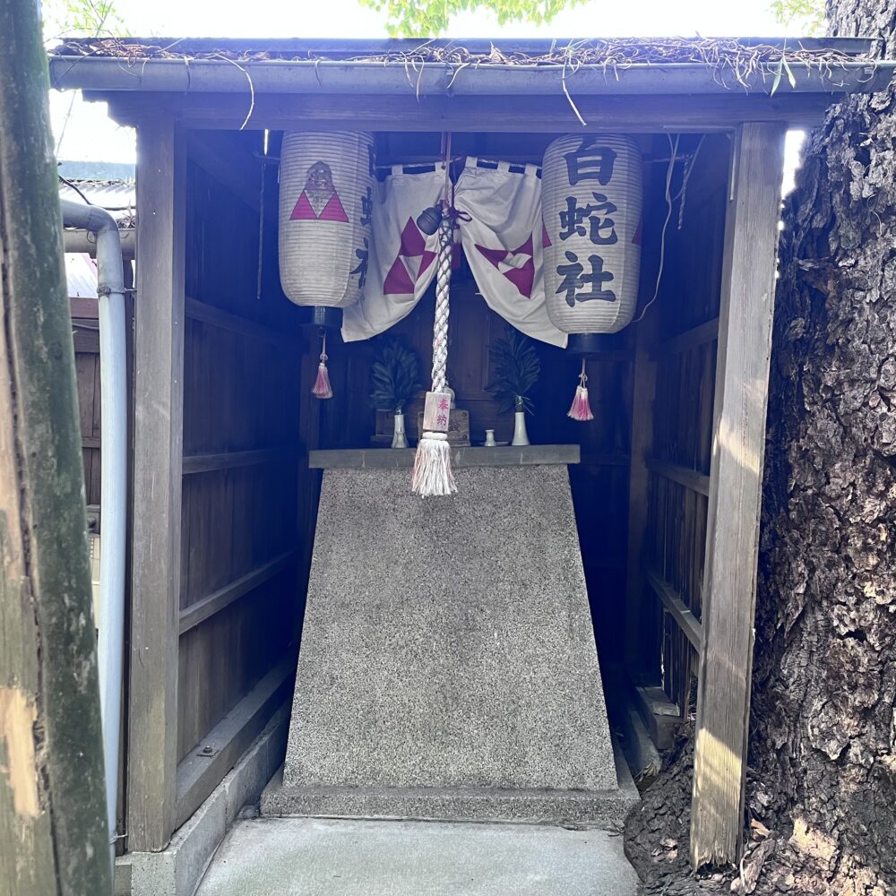 高砂神社の末社　白蛇社

