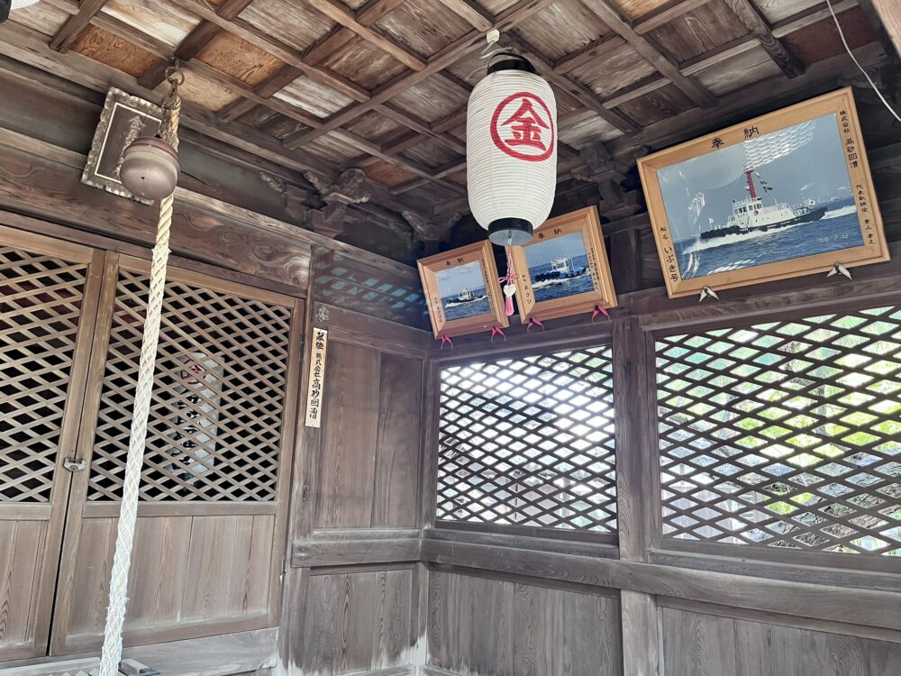 高砂神社の摂社　金刀比羅神社の拝殿に掲げられている奉納された船の額