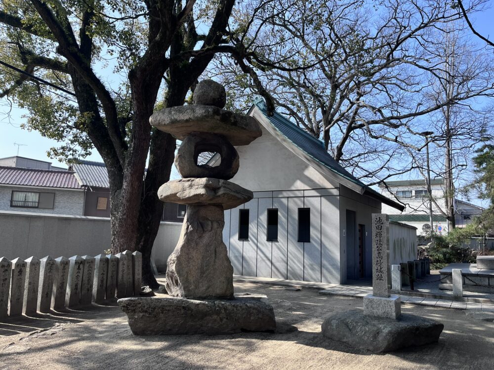 高砂神社　池田輝政公高砂城趾の石碑と石燈籠。