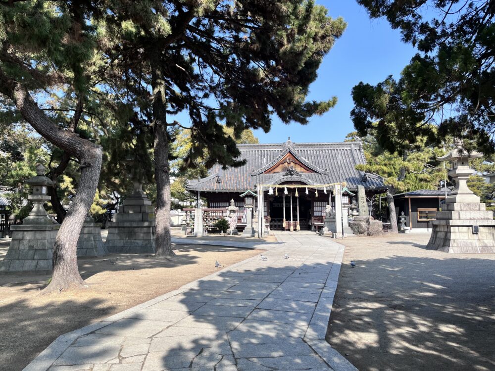 高砂神社松が立ち並ぶ先に続く拝殿