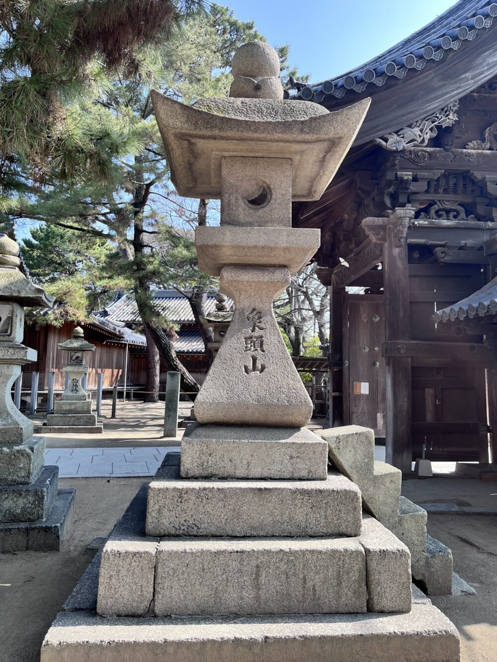 高砂神社境内の石灯籠。寛政十一年(1799年)象頭山の刻銘が残る江戸時代の灯籠