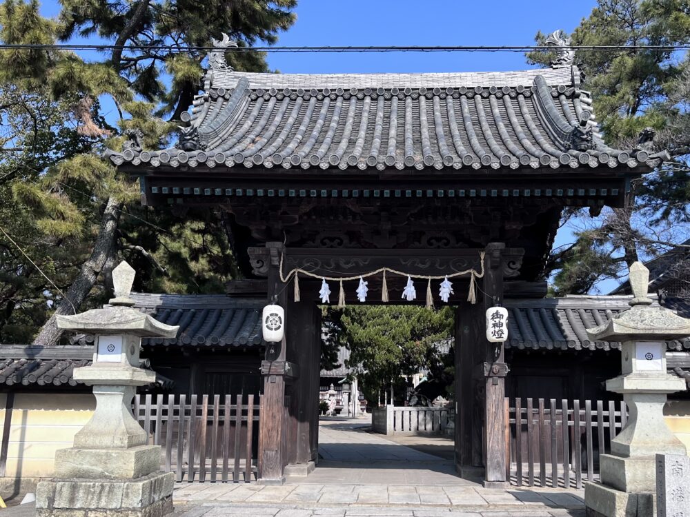 高砂神社の表門。堂々とした瓦屋根と注連縄が印象的な入口