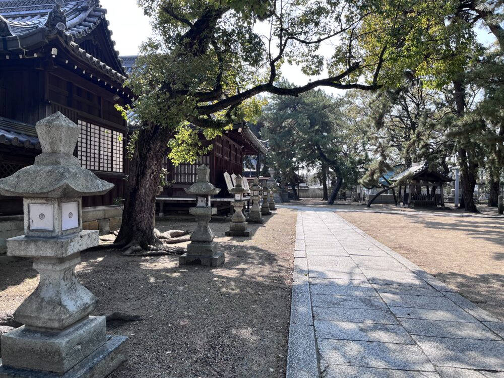 高砂神社の松の木に囲まれた境内の石畳