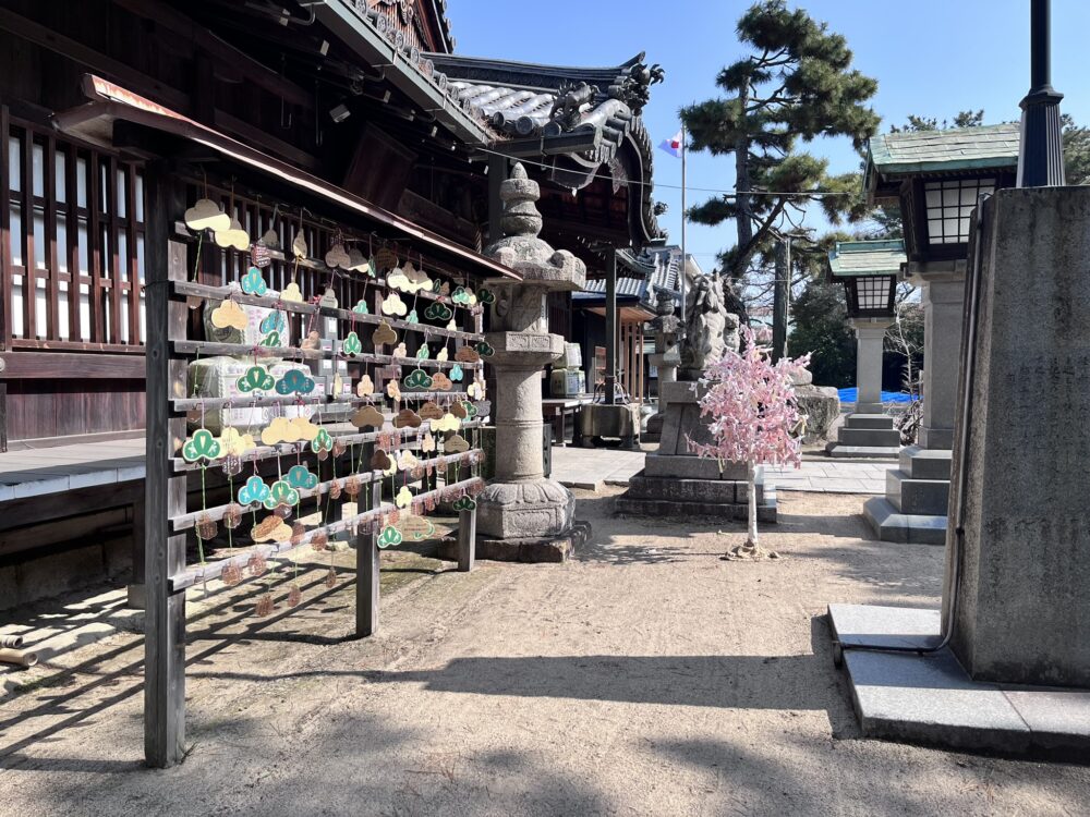 高砂神社　拝殿前の絵馬かけとおみくじ掛け